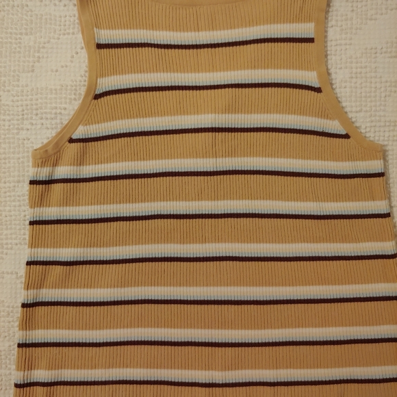 Cute Sleeveless Sweater - Picture 4 of 4